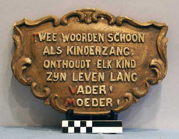 Plakkaat met spreuk: Twee woorden schoon als kinderzang, onthoudt elk kind zijn leven lang vader, moeder