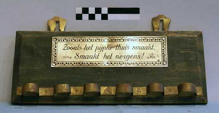 Pijpenhouder met spreuk