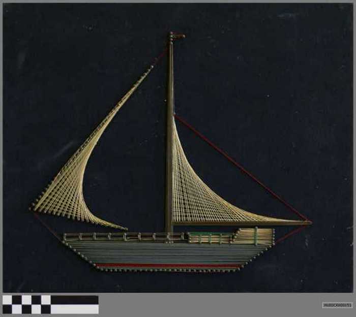 Spijkerfiguur van zeilboot.