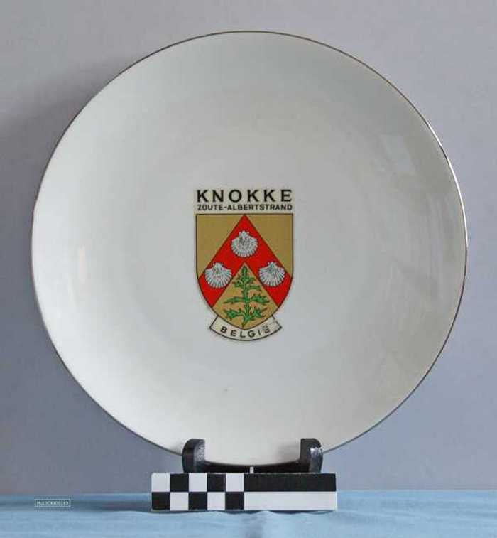 Sierbord in keramiek met gouden rand en afbeelding wapenschild van Knokke