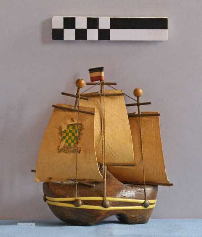 Klompje als miniatuurbootje