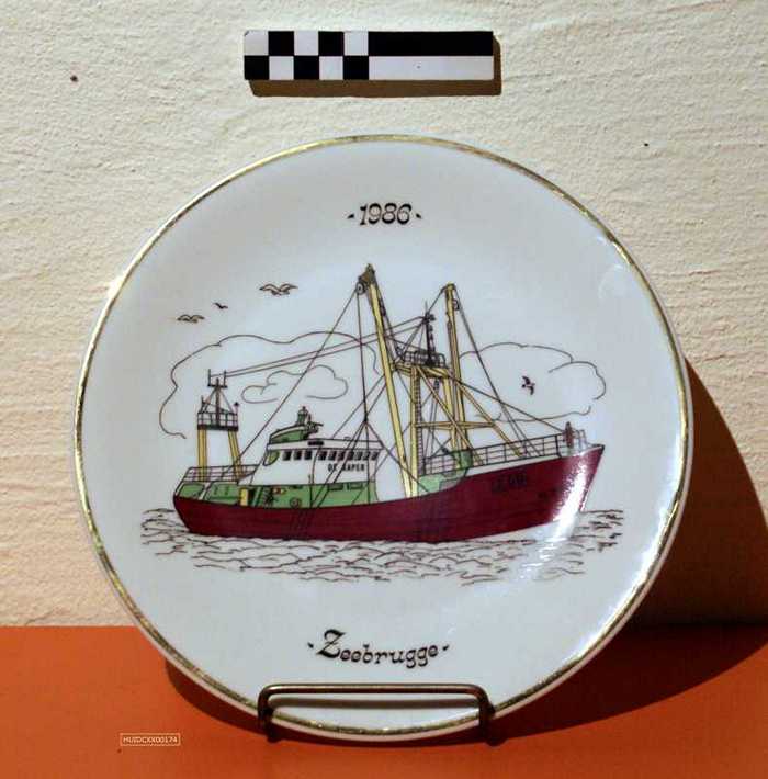 Sierbord in keramiek met gouden rand en afbeelding van vissersboot De Kaper