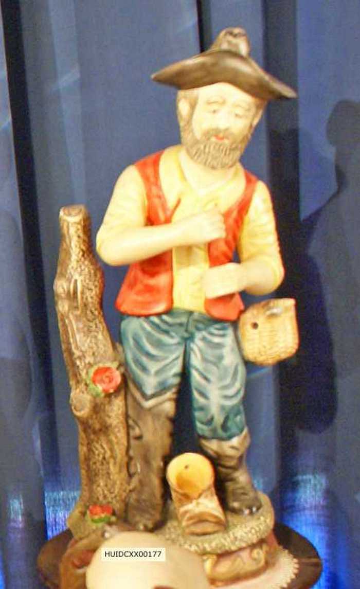 Gipsen beeld van visser in diverse kleuren