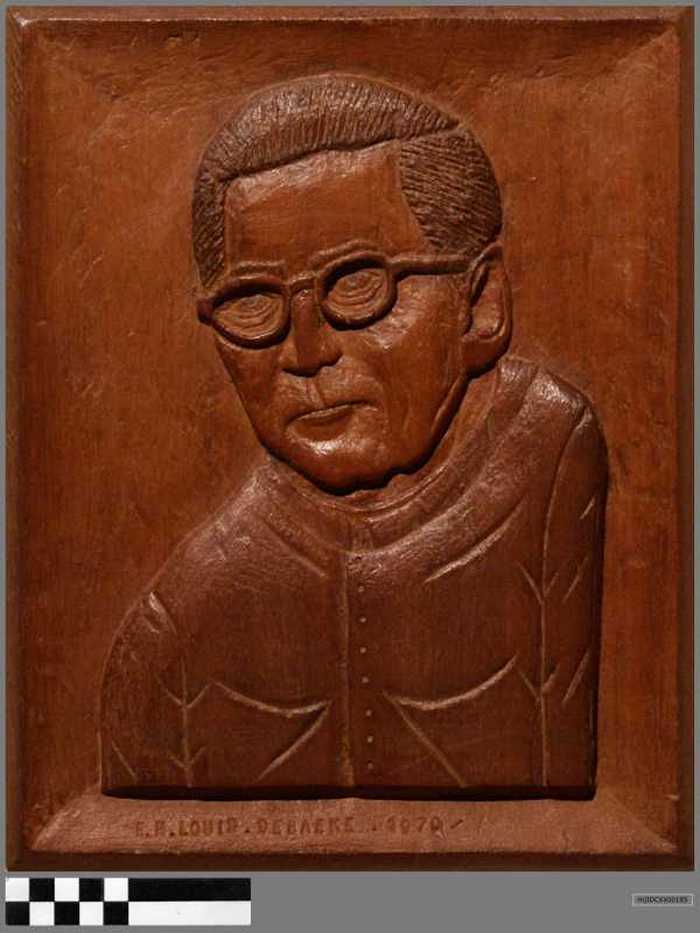 Houten paneel met in in houtsnijwerk het portret van E.H. Louis Debaeke