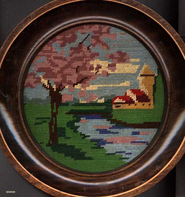 Ingekaderd borduurwerkje met boom en kerk