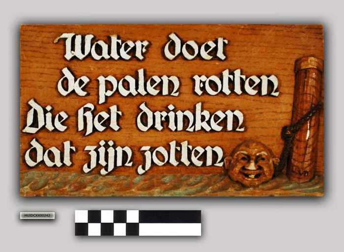 Caféspreuk: Water doet de palen rotten, die het drinken dat zijn zotten