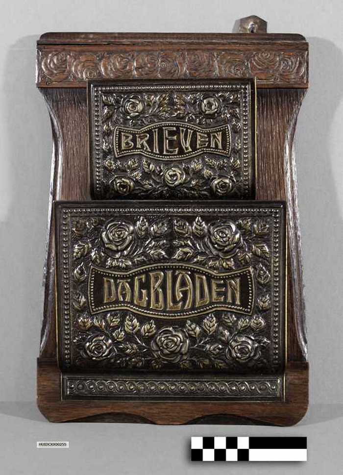 Rek voor brieven en dagbladen