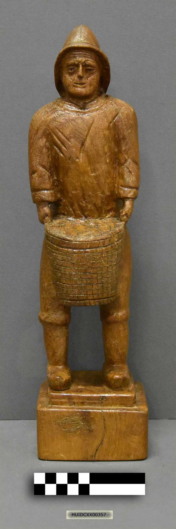 Houten beeldje van visser