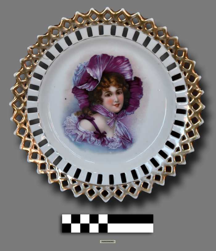 Groot bord met vrouwenmotief en vergulde rand