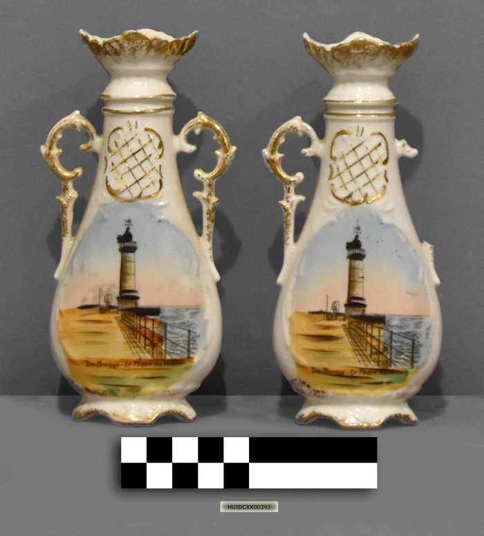 Twee vaasjes met de vuurtoren van Zeebrugge