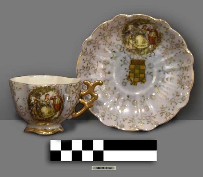 Sierkopje en schoteltje met afbeelding en wapenschild Heist