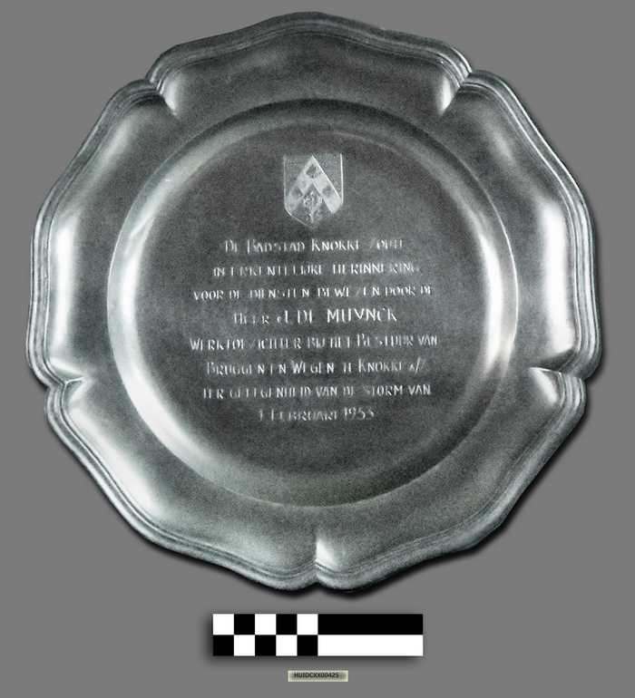 Tinnen sierbord - Herinnering voor bewezen diensten J. De Muynck - Storm 1953
