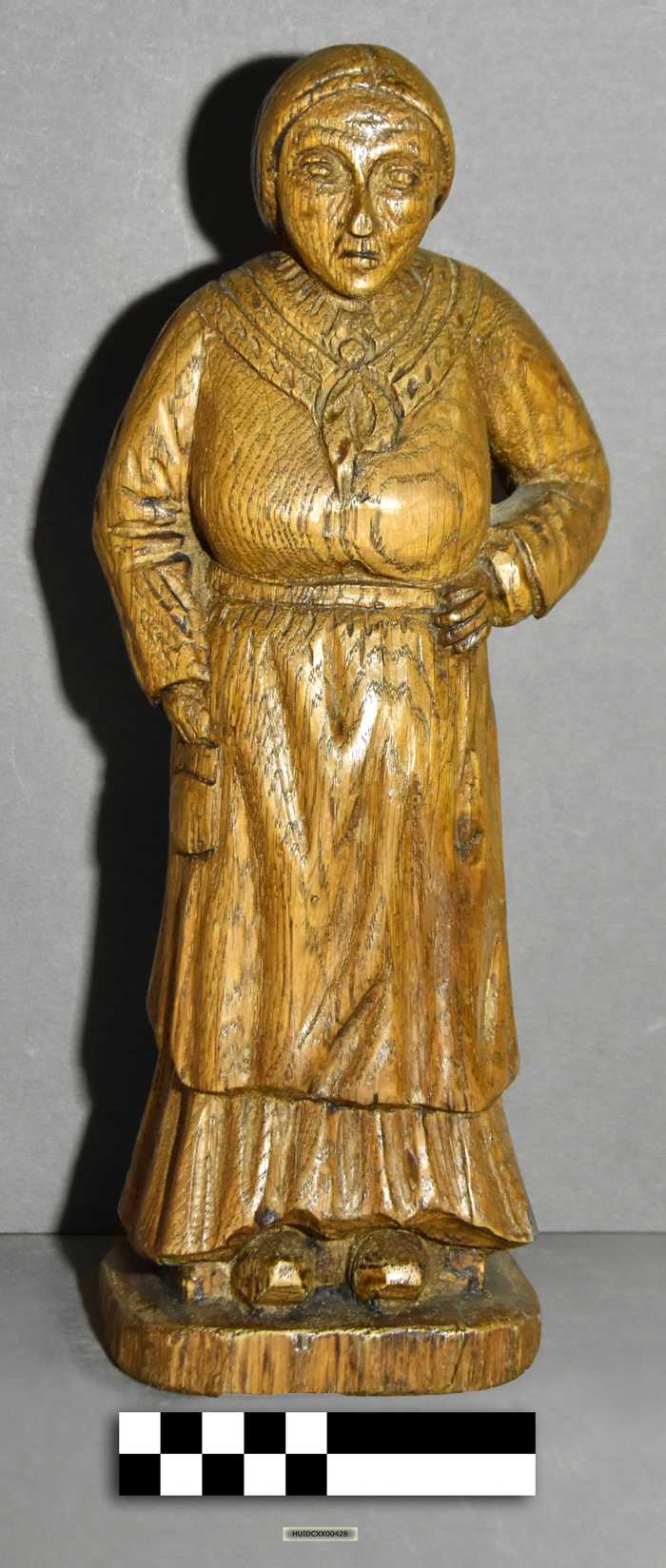 Houten beeld: Vissersvrouw in traditionele kledij