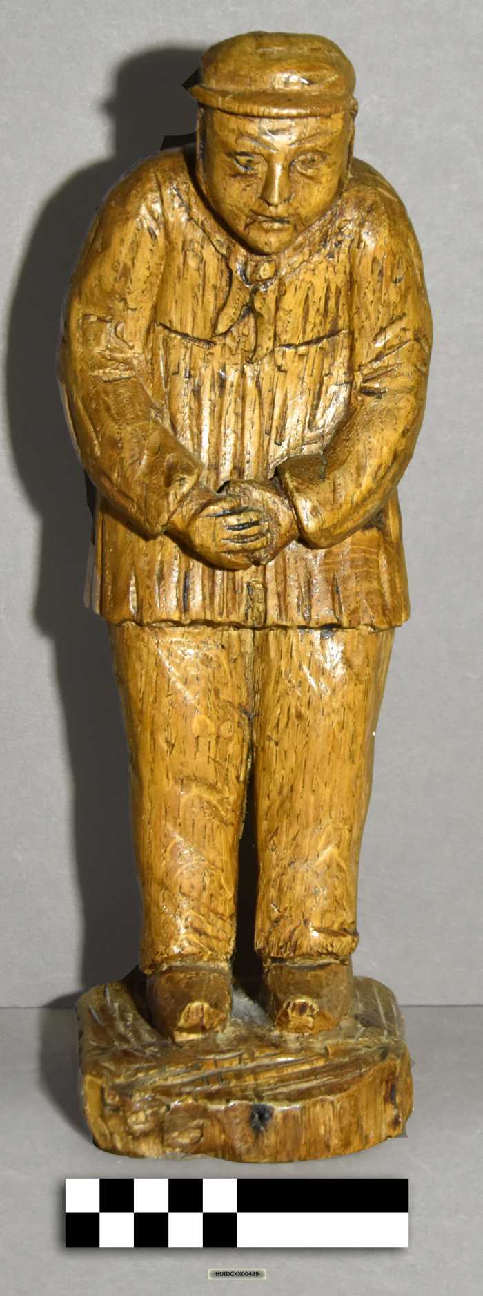 Houten beeld: Visser, voorovergebogen met handen gevouwen