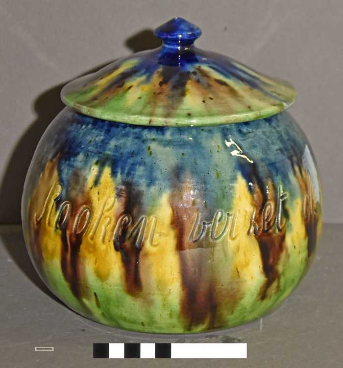 Tabakspot in Vlaams aardewerk met gravure: Rooken verzet de zinnen