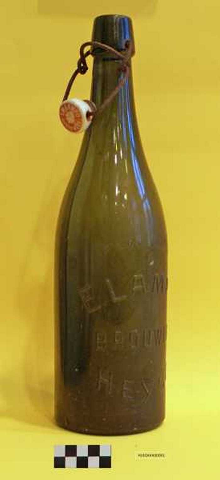 Lege bierfles van Lampo - Heyst aan Zee