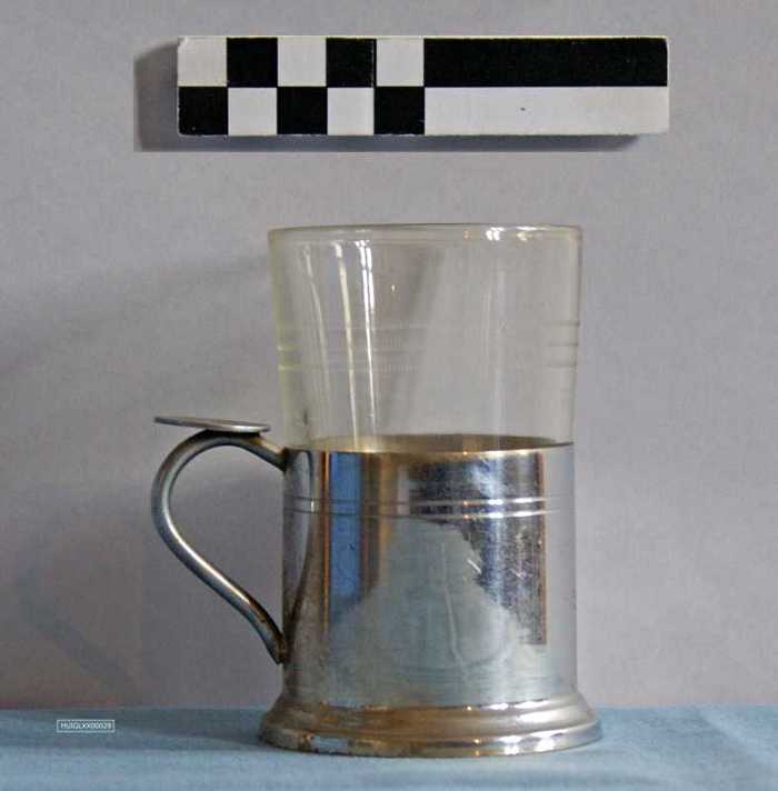 Glas in verzilverde houder