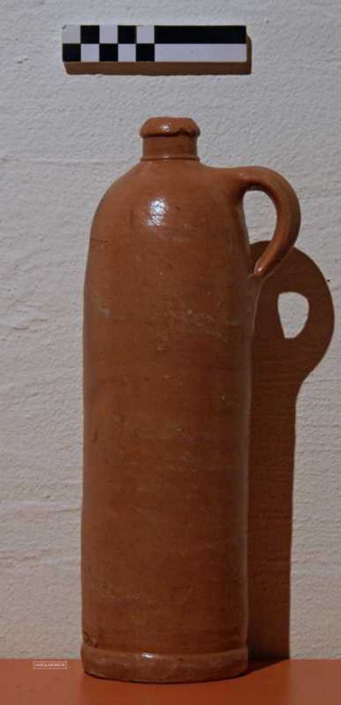 Jeneverkruik met handvat van A. Senderman