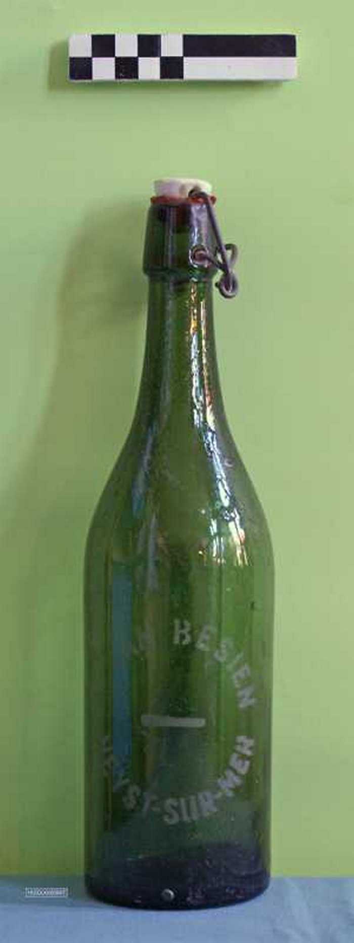 Lege bierfles van Van Besien