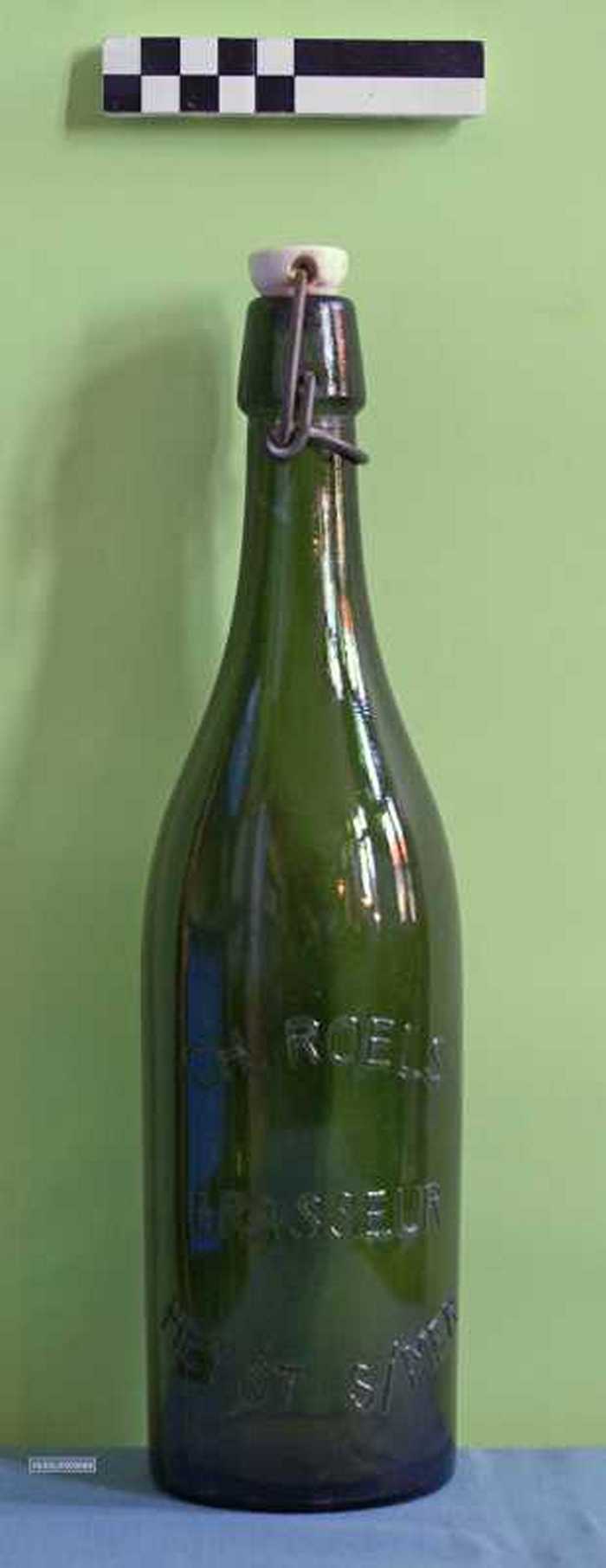 Lege bierfles van Roels