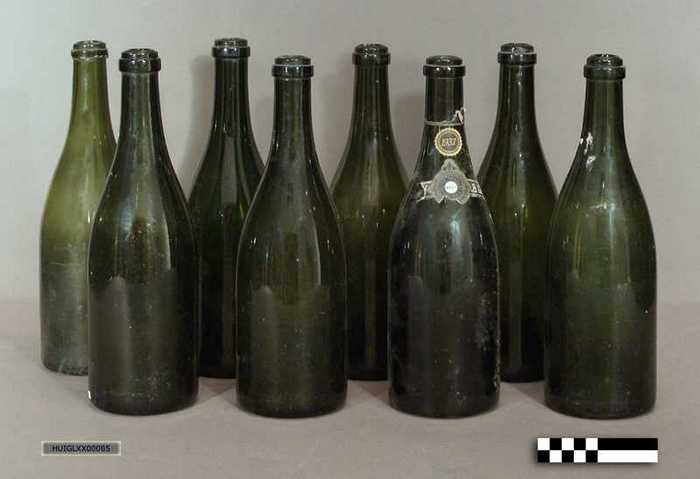 Acht champagneflessen