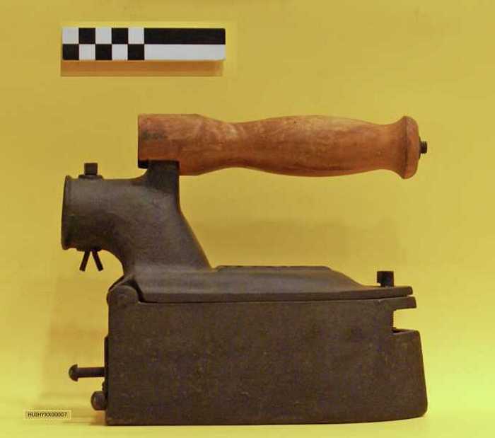 Houtskoolstrijkijzer