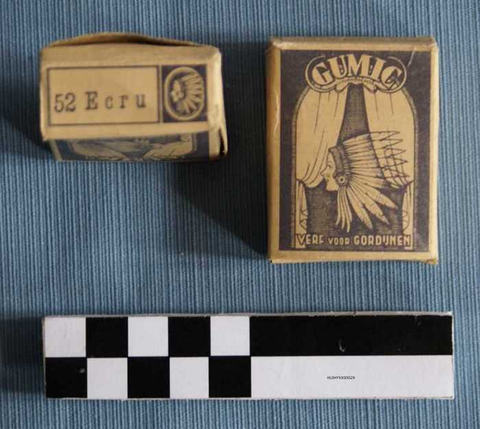 Twee doosjes verfstof voor gordijnen, merk 'Gumic'