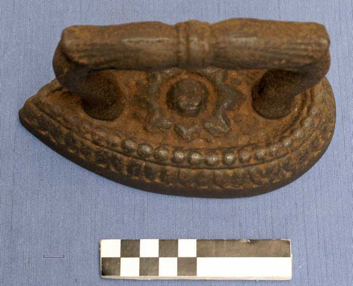 IJzeren strijkbout met bloemenmotief