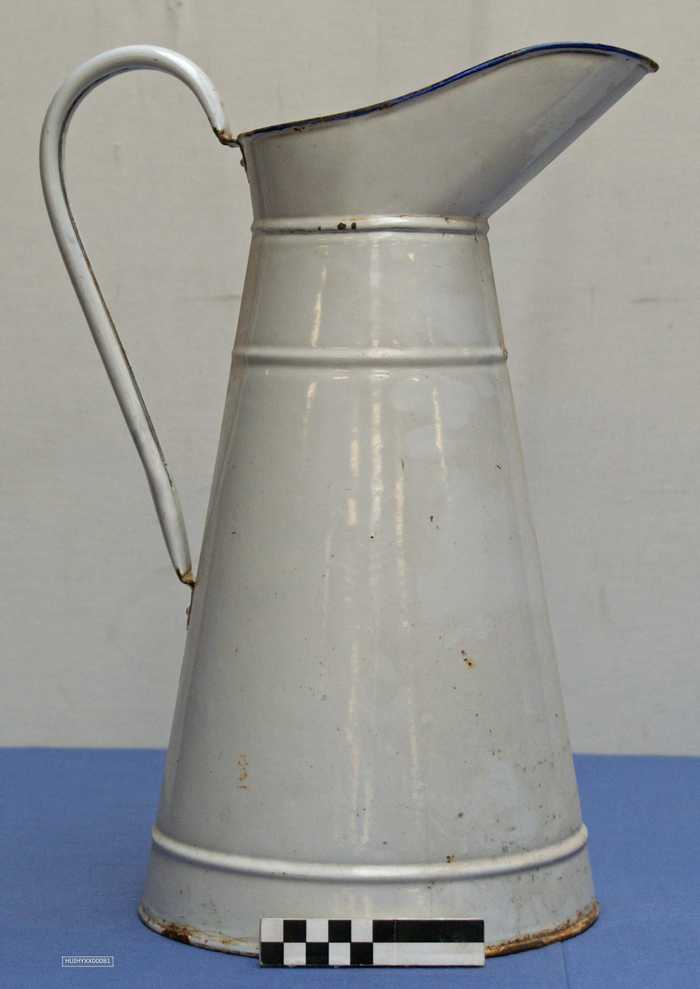 IJzeren wit verlakte lampetkan