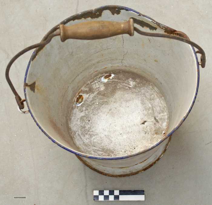 Verlakte emmer met houten handvat