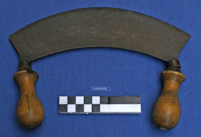 Hakmes met twee houten handvaten