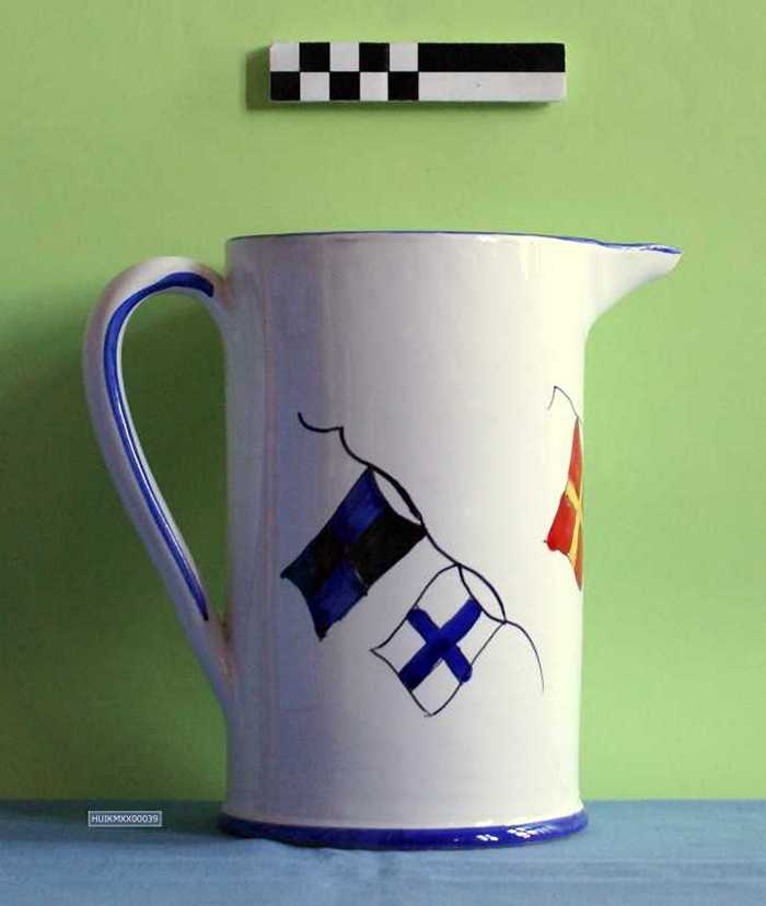 Kan met beschilderd met seinvlaggen