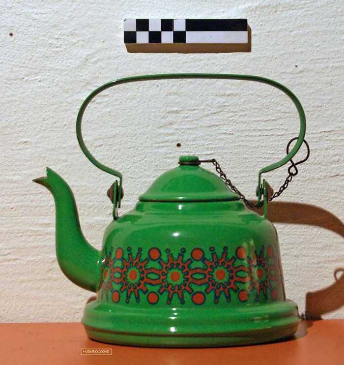 Groen geëmailleerd waterketeltje met oranje-blauwe versieringen