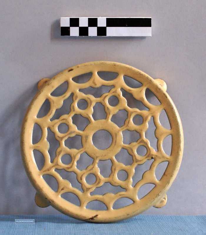 Metalen onderzetter op pootjes