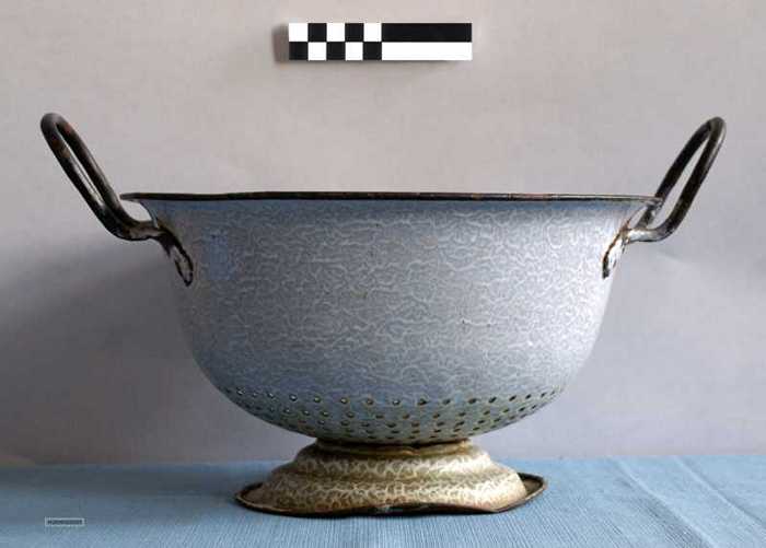 Grijs gelakt vergiet