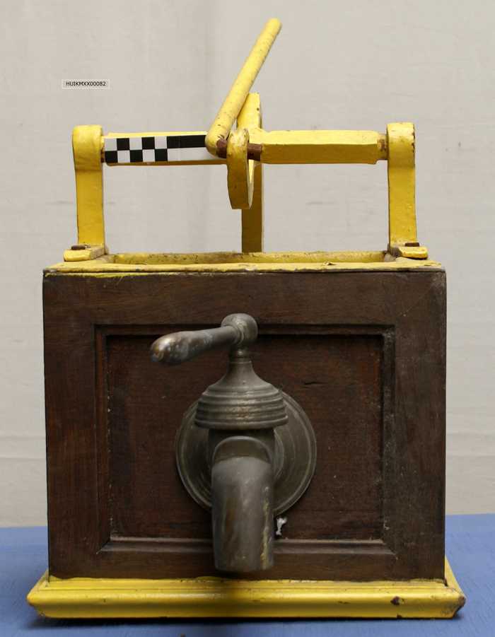 Waterpomp met koperen kraan