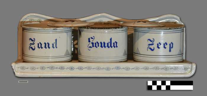 Hangrek met geëmailleerde bakjes voor soda, zand en zeep