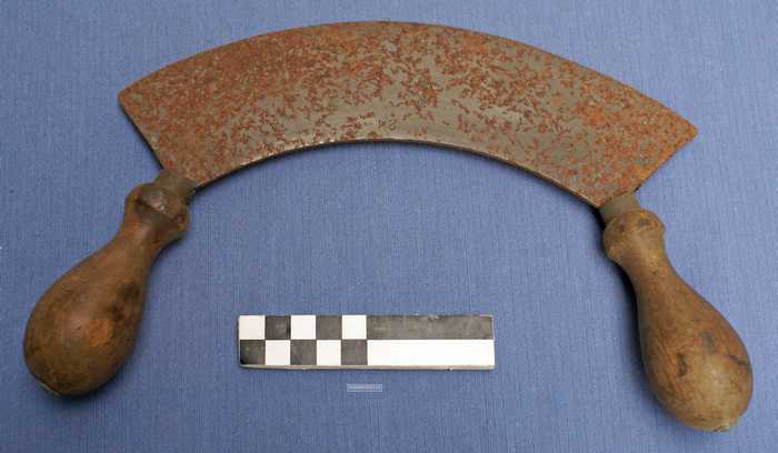 Gebogen groentenmes met 2 houten handvaten