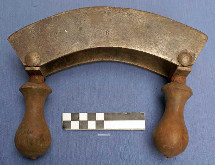 Dubbel gebogen groentenmes met 2 houten handvaten