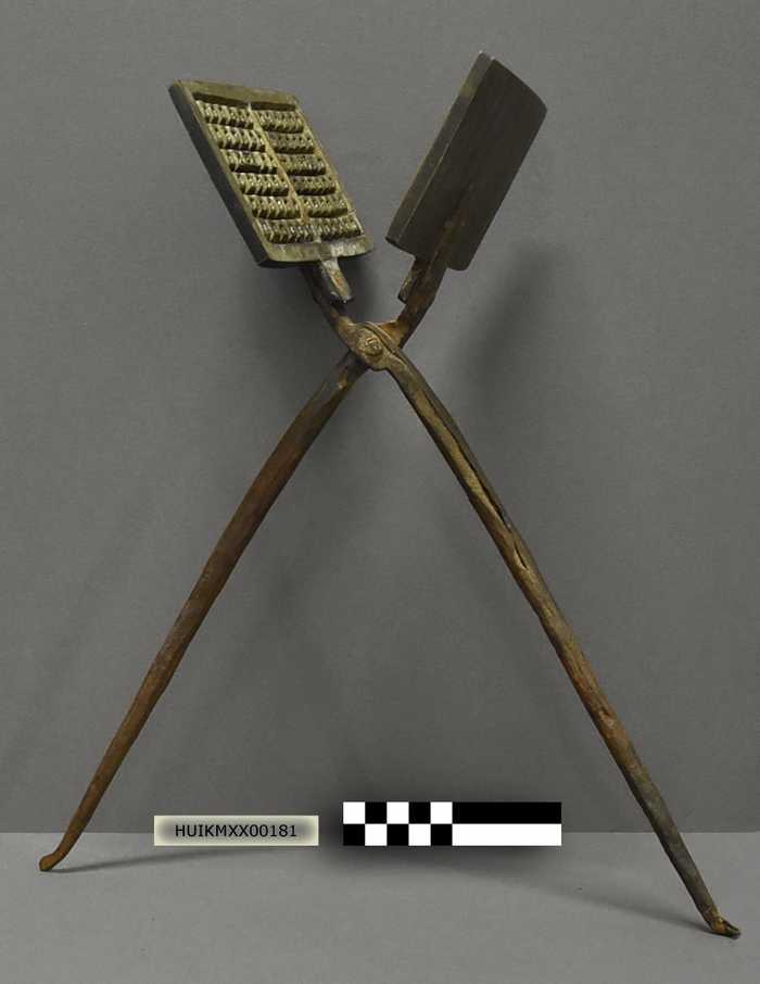 Wafelijzer in koper - dubbele vierkante wafeltjes - scharnier onderaan