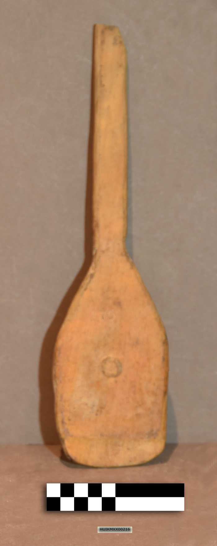 Houten platte spatel met verdunde uiteinde