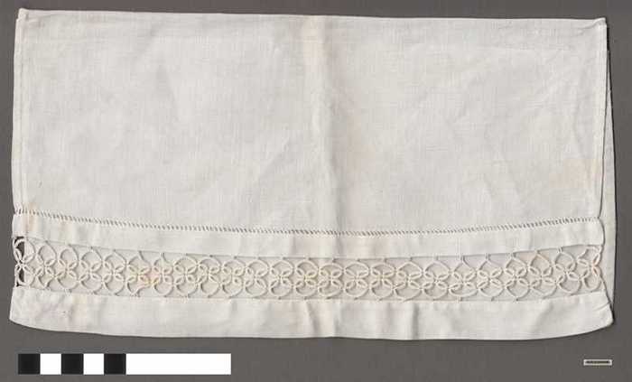 Katoenen zakje met sierboord in kant gesigneerd E.VS