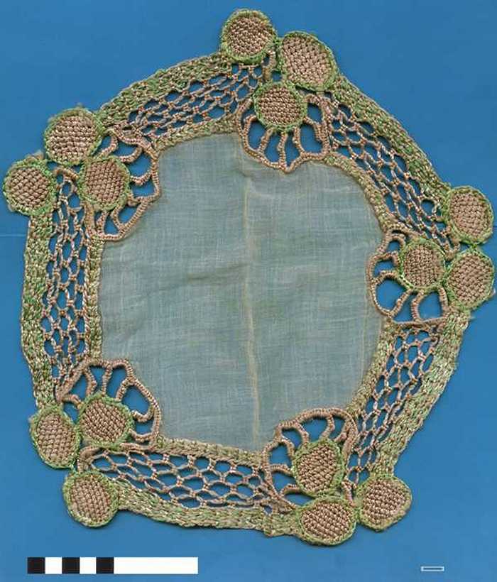 Haakwerk - Lichtgele stof en beige met groen gehaakte rand