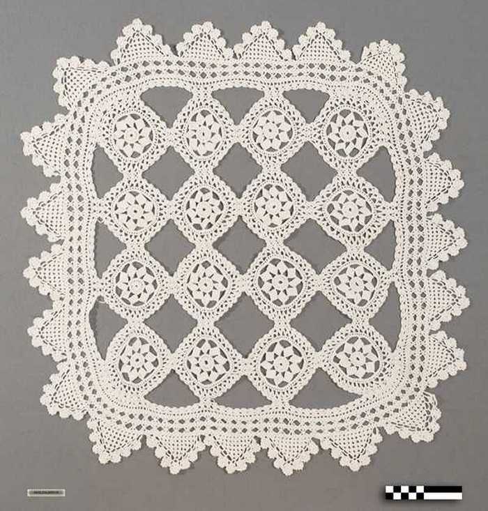 Groot sierlap in haakwerk