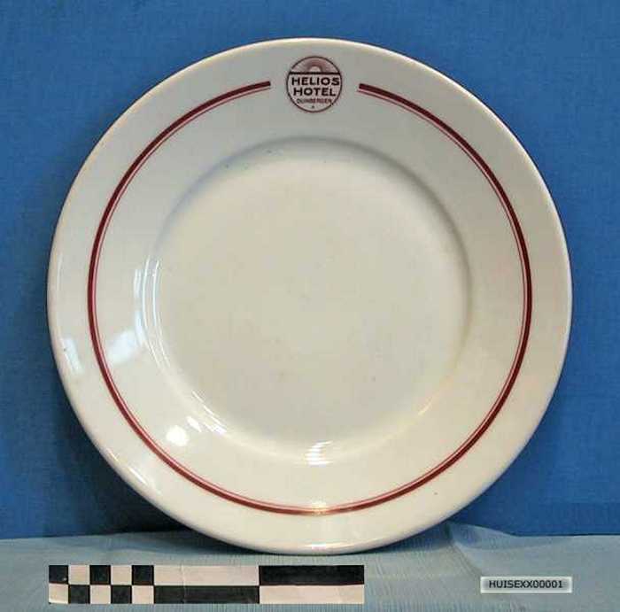 Bord in wit porselein met rode versiering - Helios Hotel Duinbergen