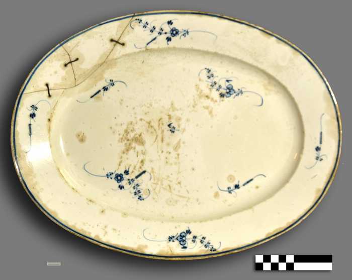 Schaal in aardewerk met blauw bloemenmotief