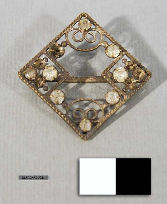 Broche voor sjaal met witte steentjes