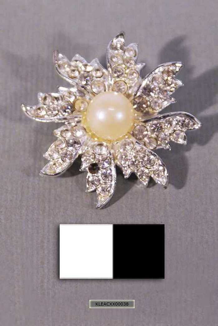 Zilverkleurige broche met parel en steentjes