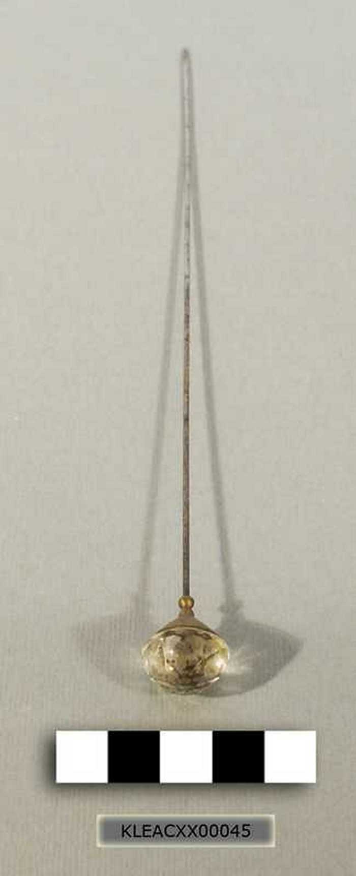 Hoedenspeld met witte steen