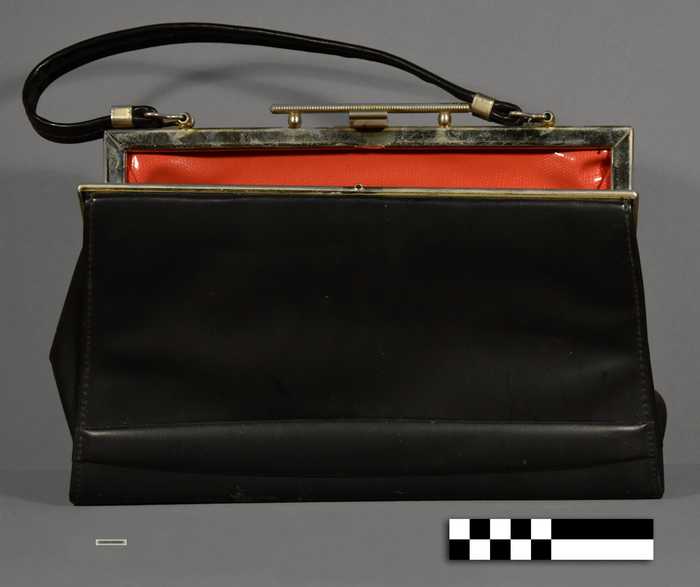 Zwarte handtas met metalen knipsluiting